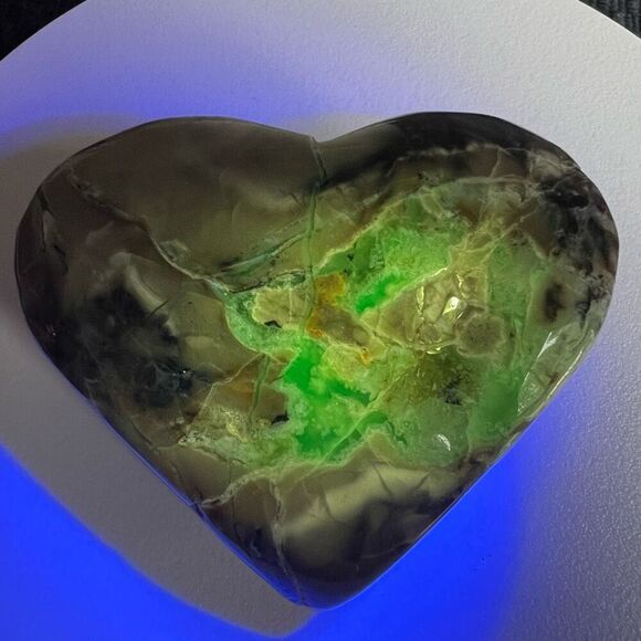 Volcano Agate Crystal‎ Heart Carving UV Reactive (#1) - Picture 3 of 12